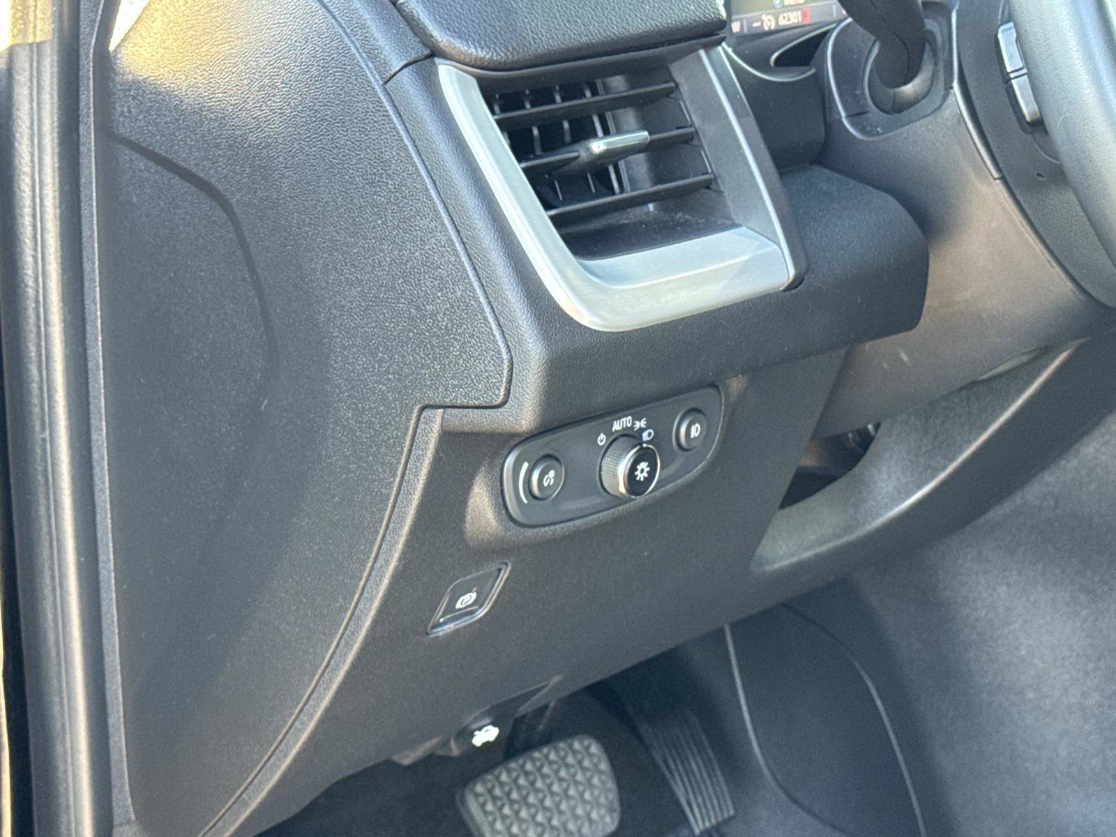 Used 2023 GMC Terrain SLT image 12