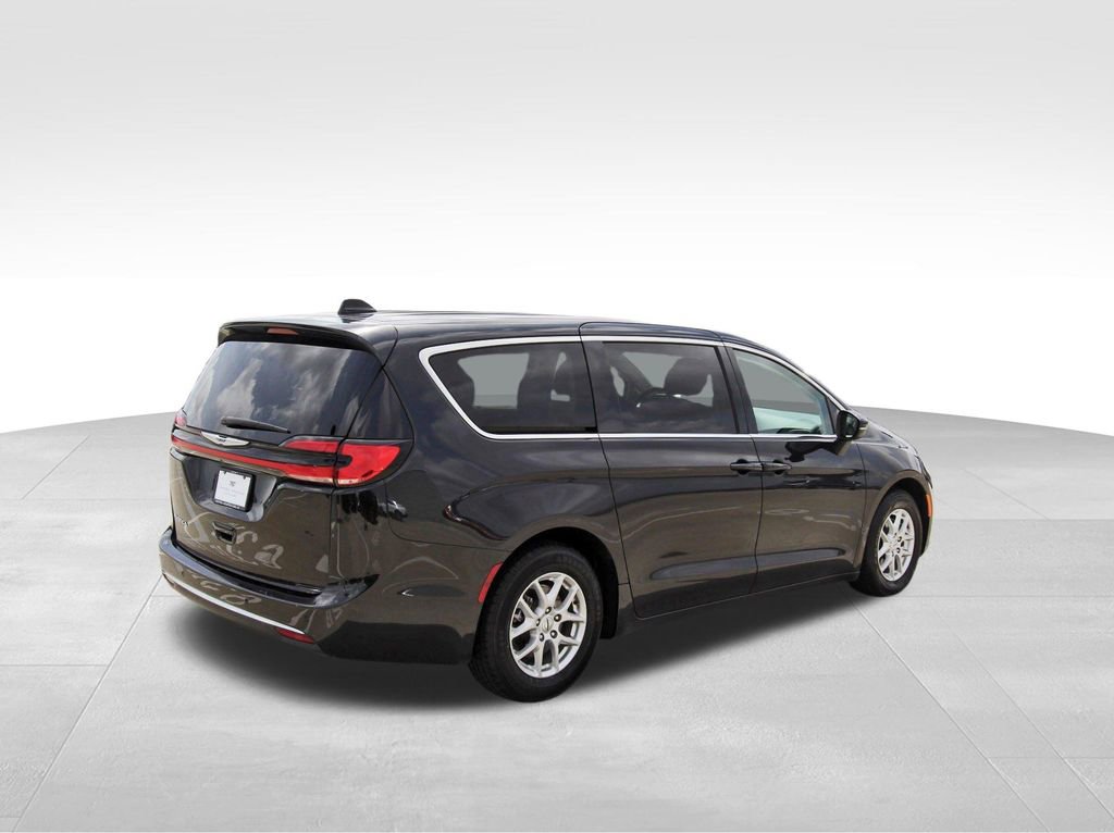 Used 2023 Chrysler Pacifica Touring-L image 4