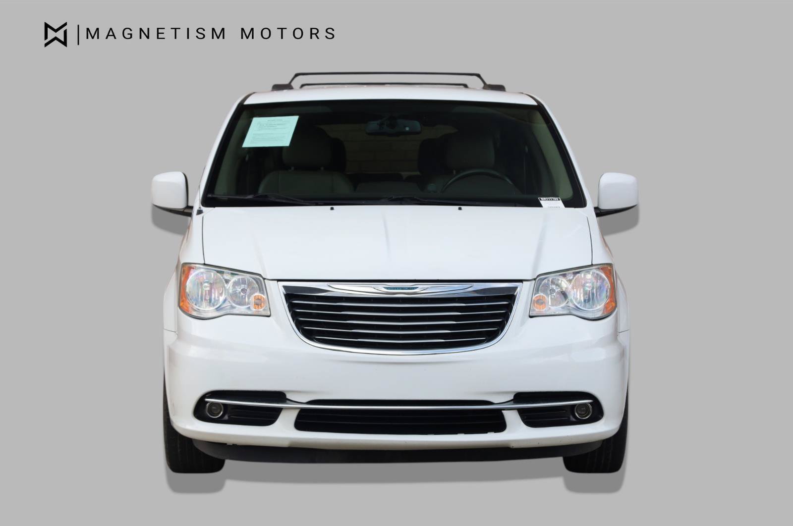 Used 2014 Chrysler Town & Country Touring FWD image 5