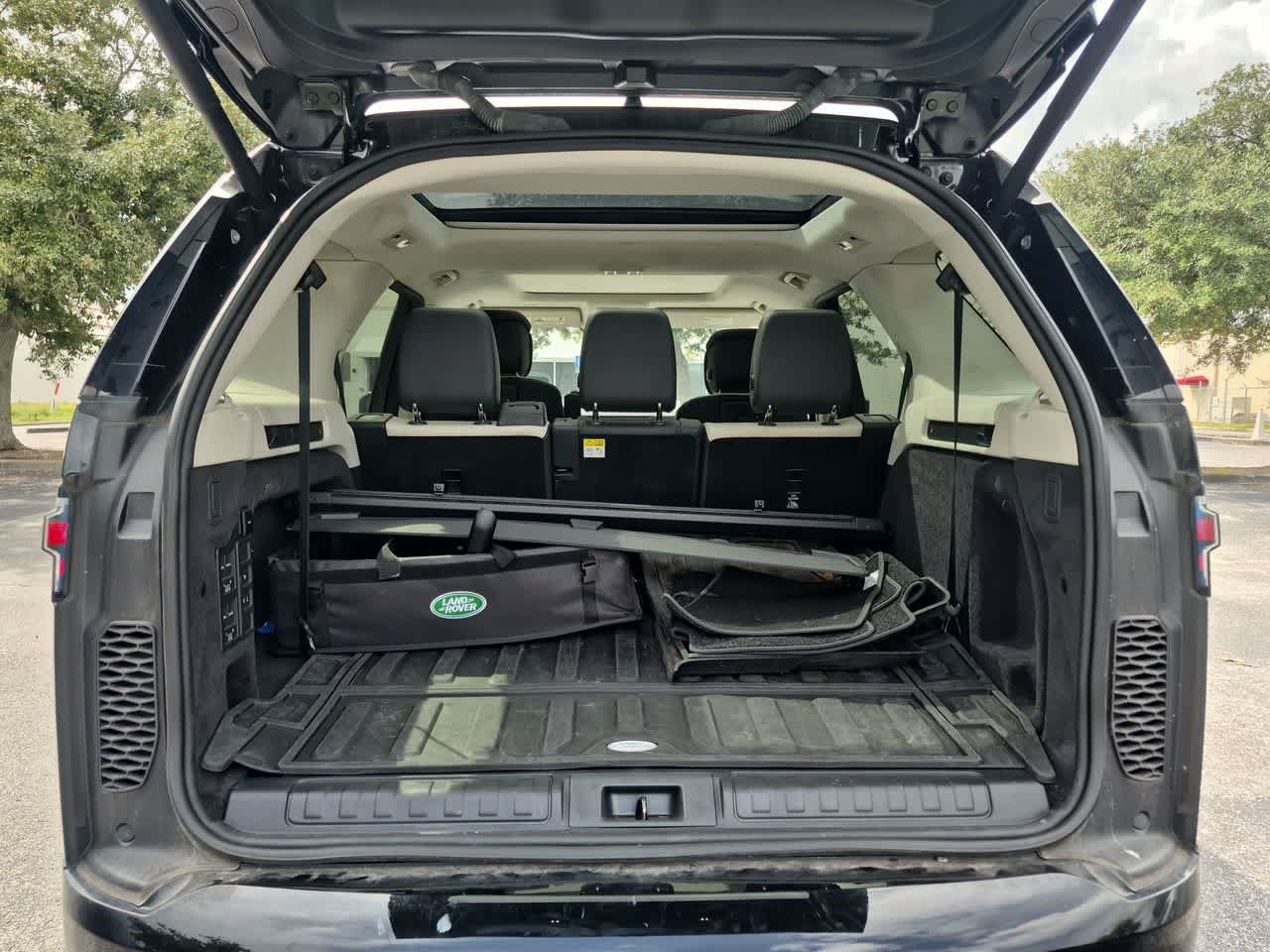 Certified 2025 Land Rover Discovery Dynamic SE AWD/4WD image 37