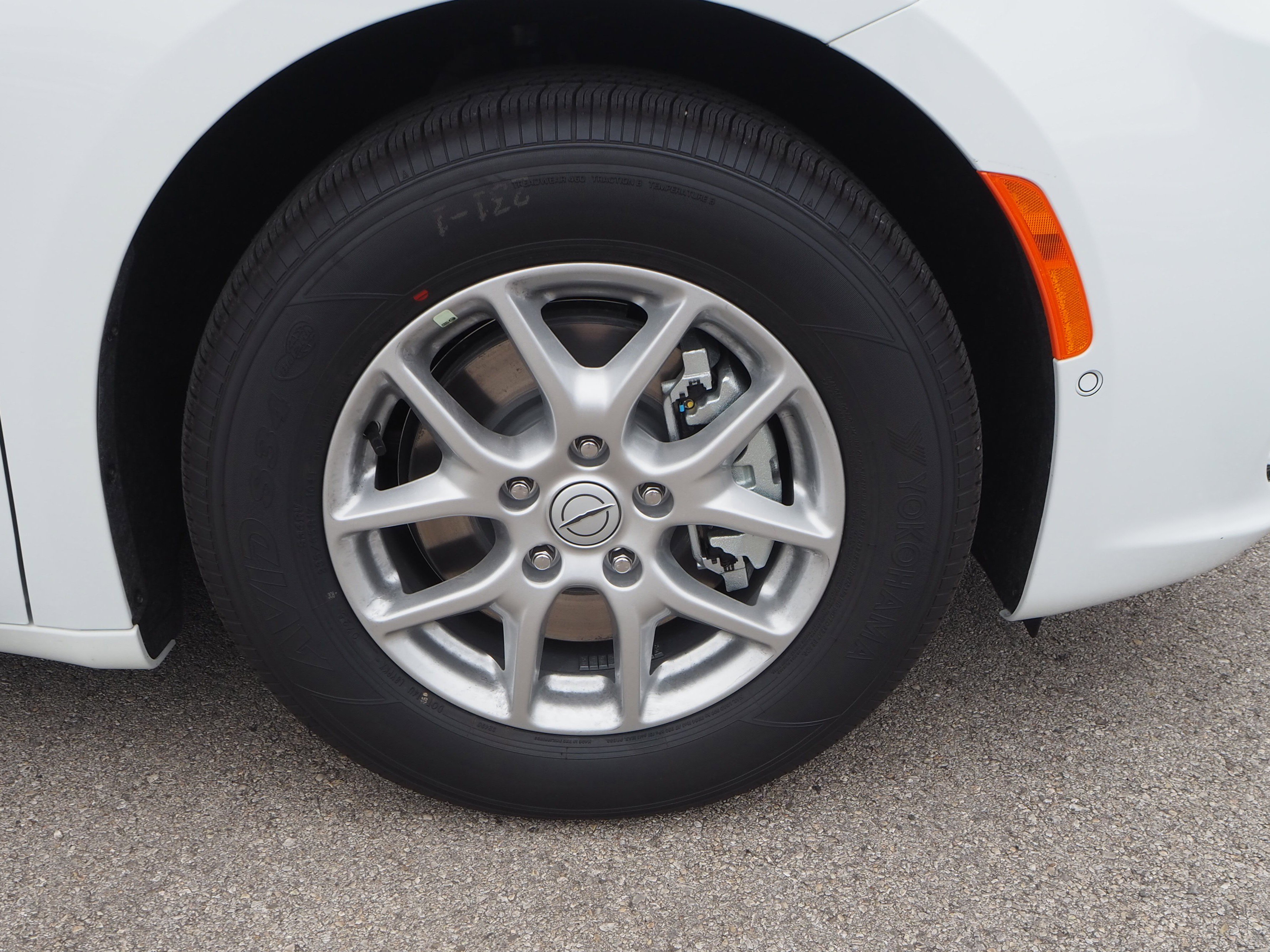New 2025 Chrysler Pacifica Select w/ Uconnect Theater Family Group FWD image 5