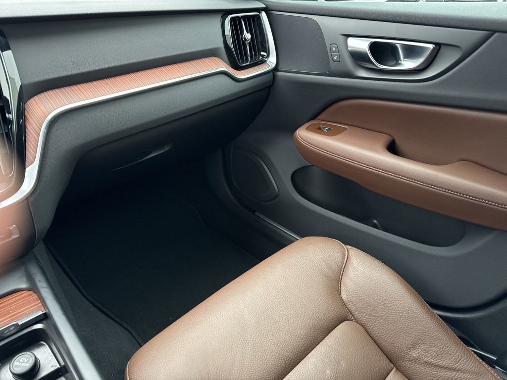 Used 2025 Volvo V60 B5 Cross Country Plus image 31