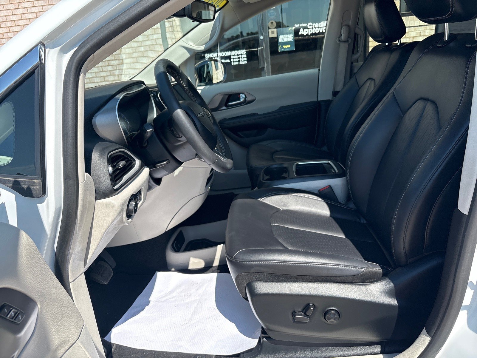 Used 2024 Chrysler Pacifica Touring-L FWD image 3