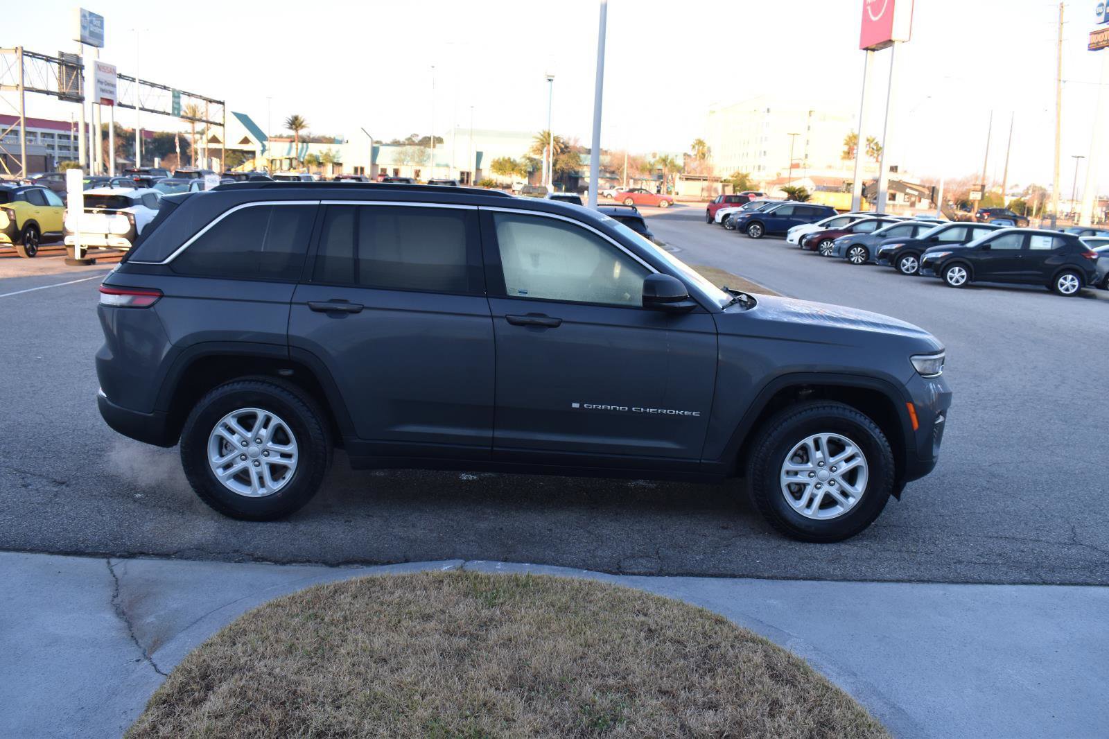 Used 2024 Jeep Grand Cherokee Laredo w/ Trailer Tow Package image 13
