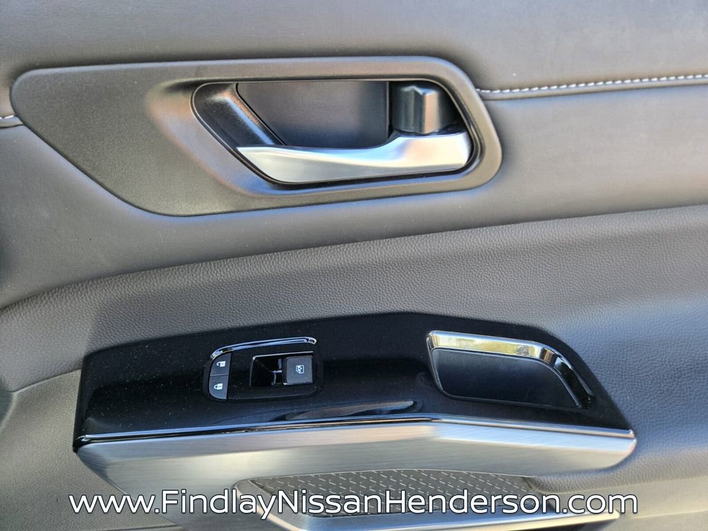 Used 2025 Nissan Pathfinder SL image 19