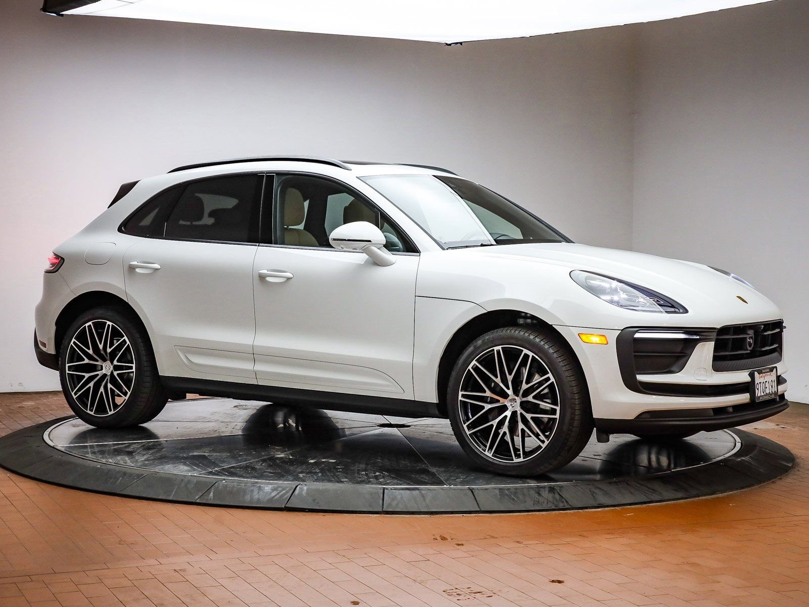 Certified 2025 Porsche Macan image 15
