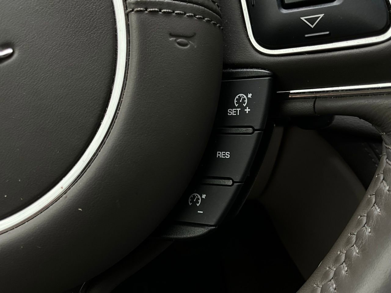 Used 2016 Jaguar XJ R-Sport image 43