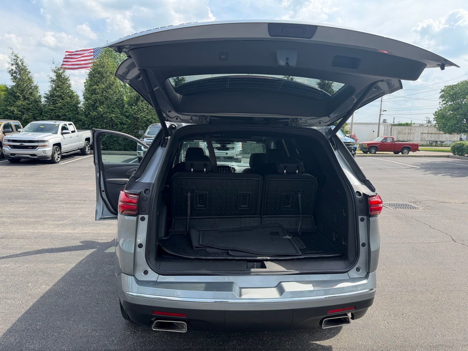 Used 2023 Chevrolet Traverse Premier w/ LPO, Floor Liner Package AWD/4WD image 32