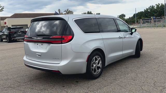 Used 2024 Chrysler Pacifica Limited FWD image 8