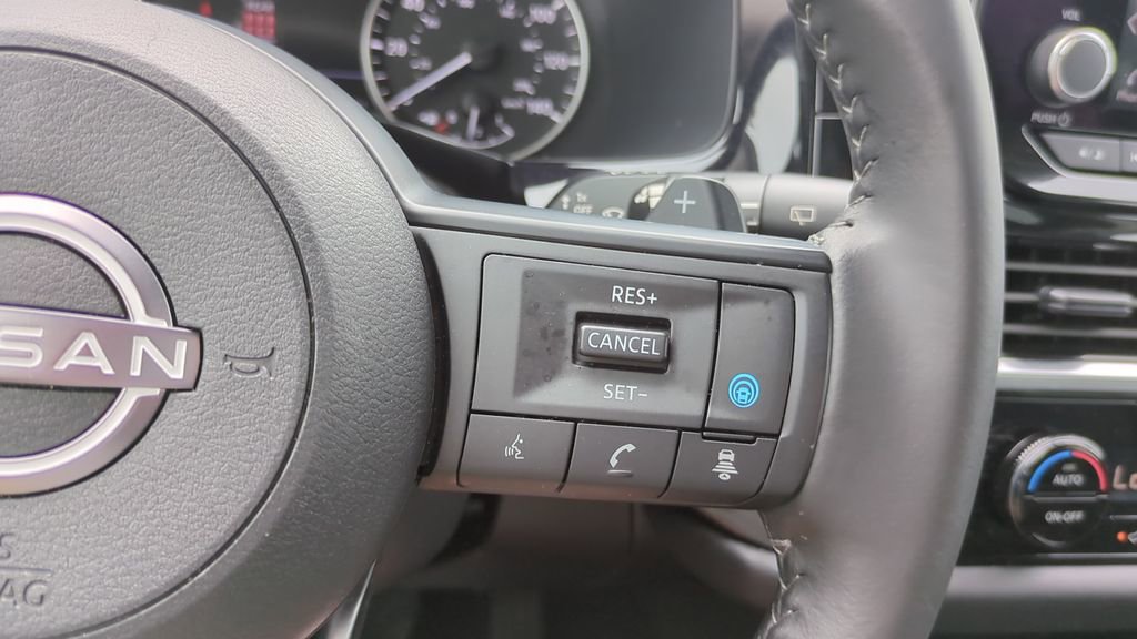 Used 2025 Nissan Pathfinder SV FWD image 23