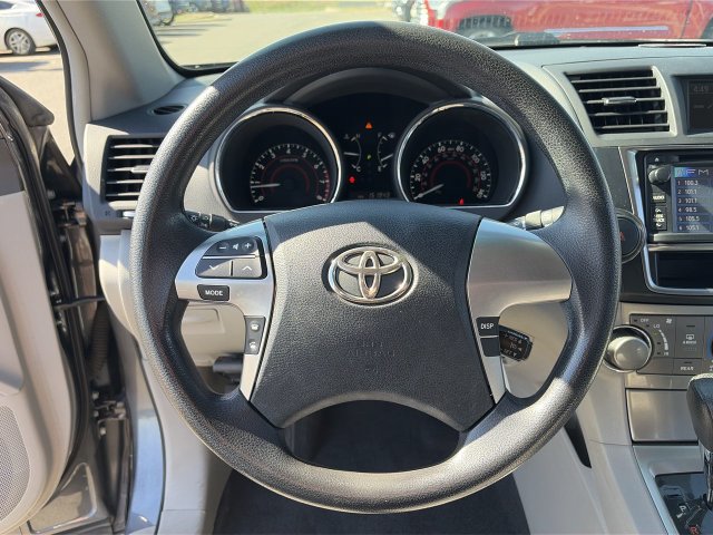Used 2013 Toyota Highlander Plus w/ Protection Pkg AWD/4WD image 23