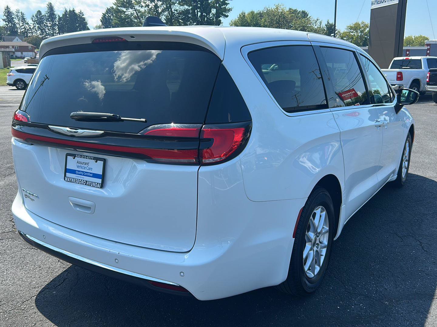 Used 2025 Chrysler Pacifica Select FWD image 9