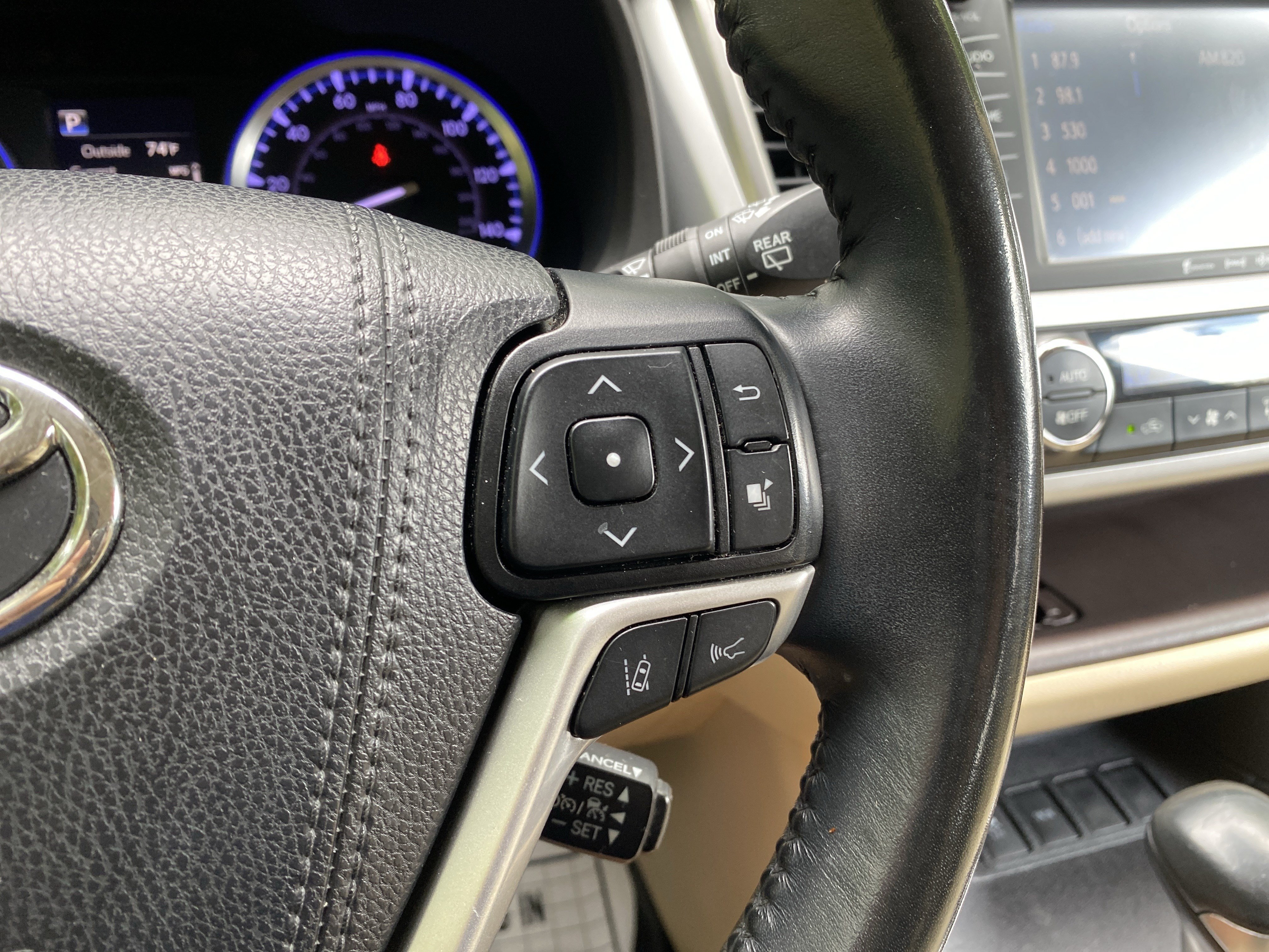 Used 2019 Toyota Highlander XLE FWD image 20