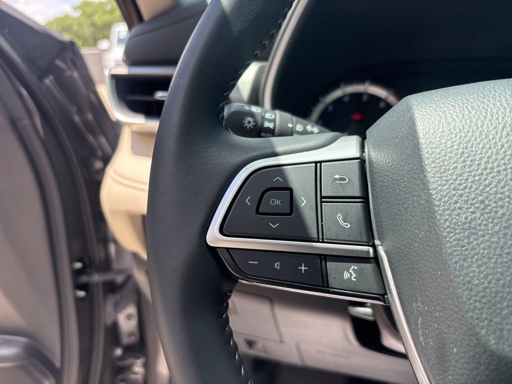 Used 2025 Toyota Highlander XLE FWD image 24