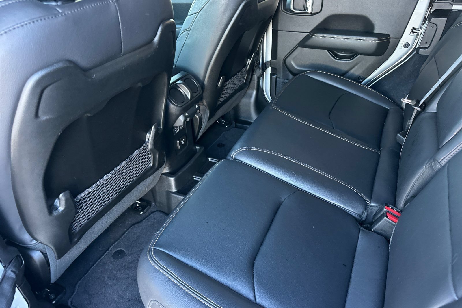 Used 2024 Jeep Wrangler Unlimited Sahara AWD/4WD image 13