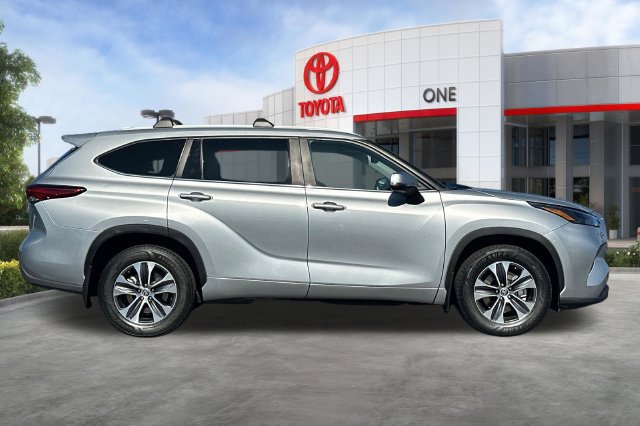Used 2023 Toyota Highlander XLE AWD/4WD image 3