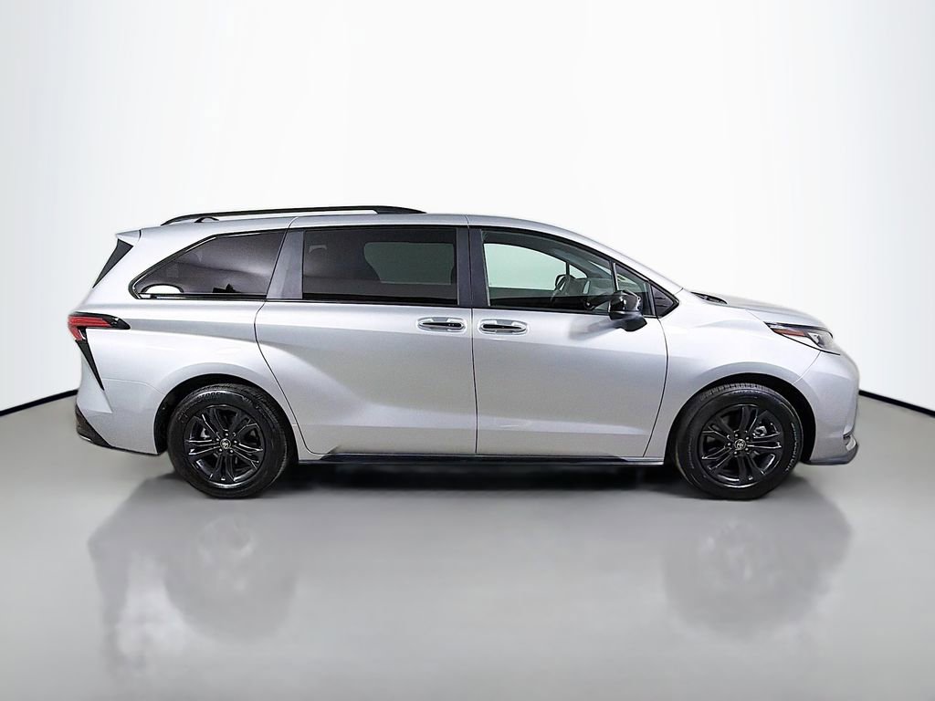Used 2025 Toyota Sienna XSE w/ XSE Plus Package image 5