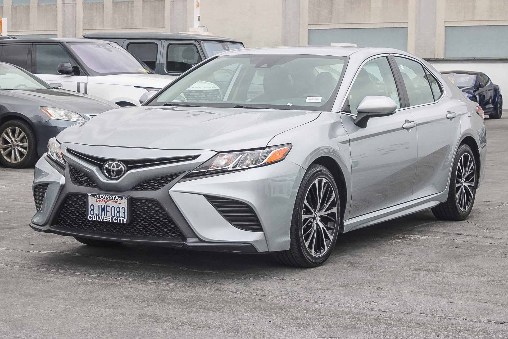 Used 2019 Toyota Camry SE w/ Carpet Mat Package FWD image 3