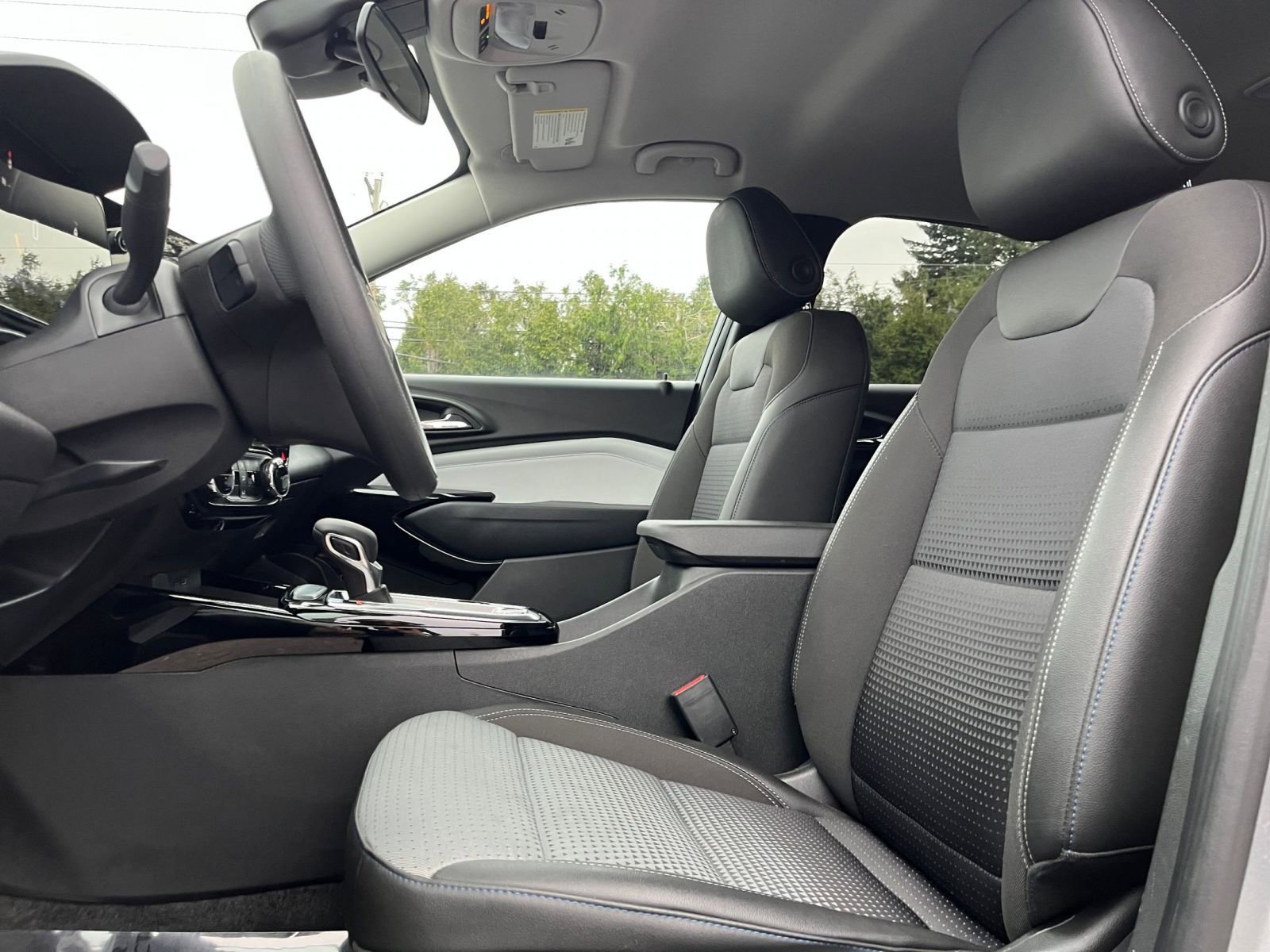 Used 2025 Chevrolet Trax LT FWD image 25