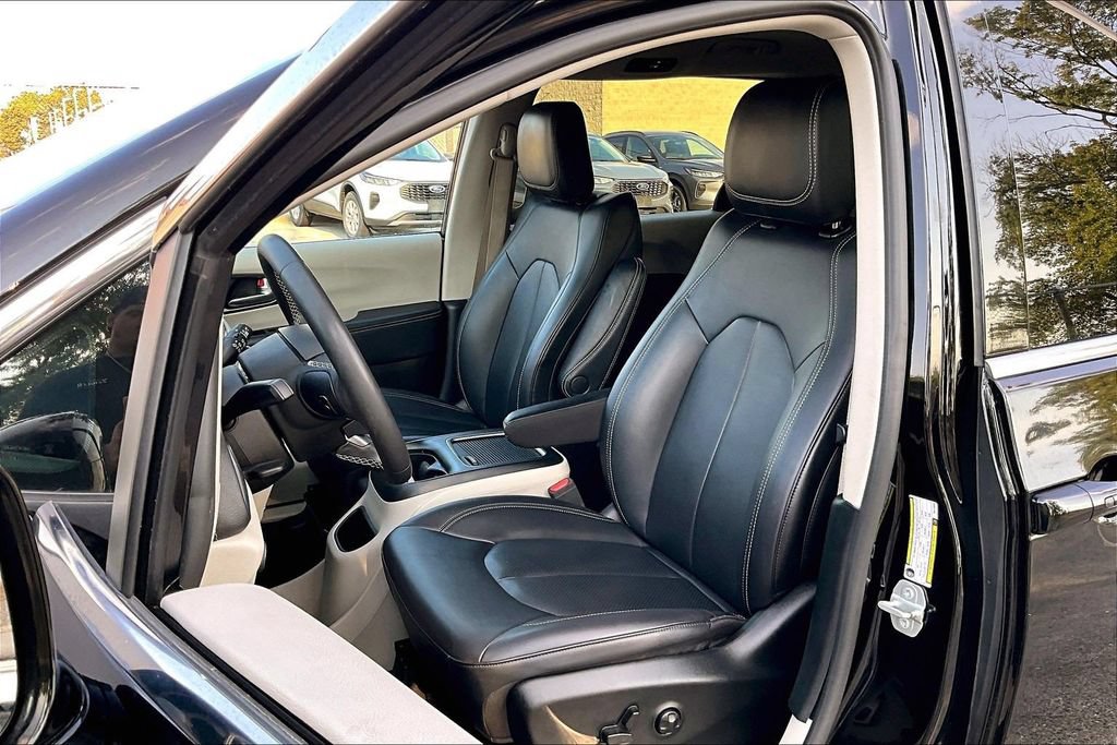 Used 2024 Chrysler Pacifica Limited FWD image 23