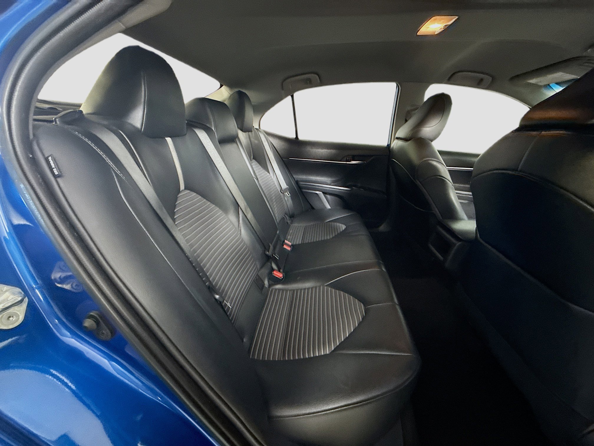 Used 2020 Toyota Camry SE w/ Carpet Mat Package image 26