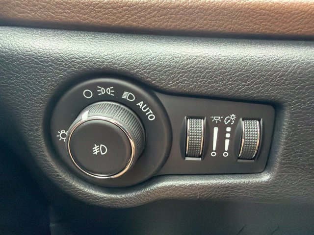 Used 2017 Chrysler Pacifica Limited FWD image 34