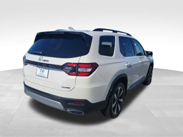Certified 2025 Honda Pilot Touring image 5
