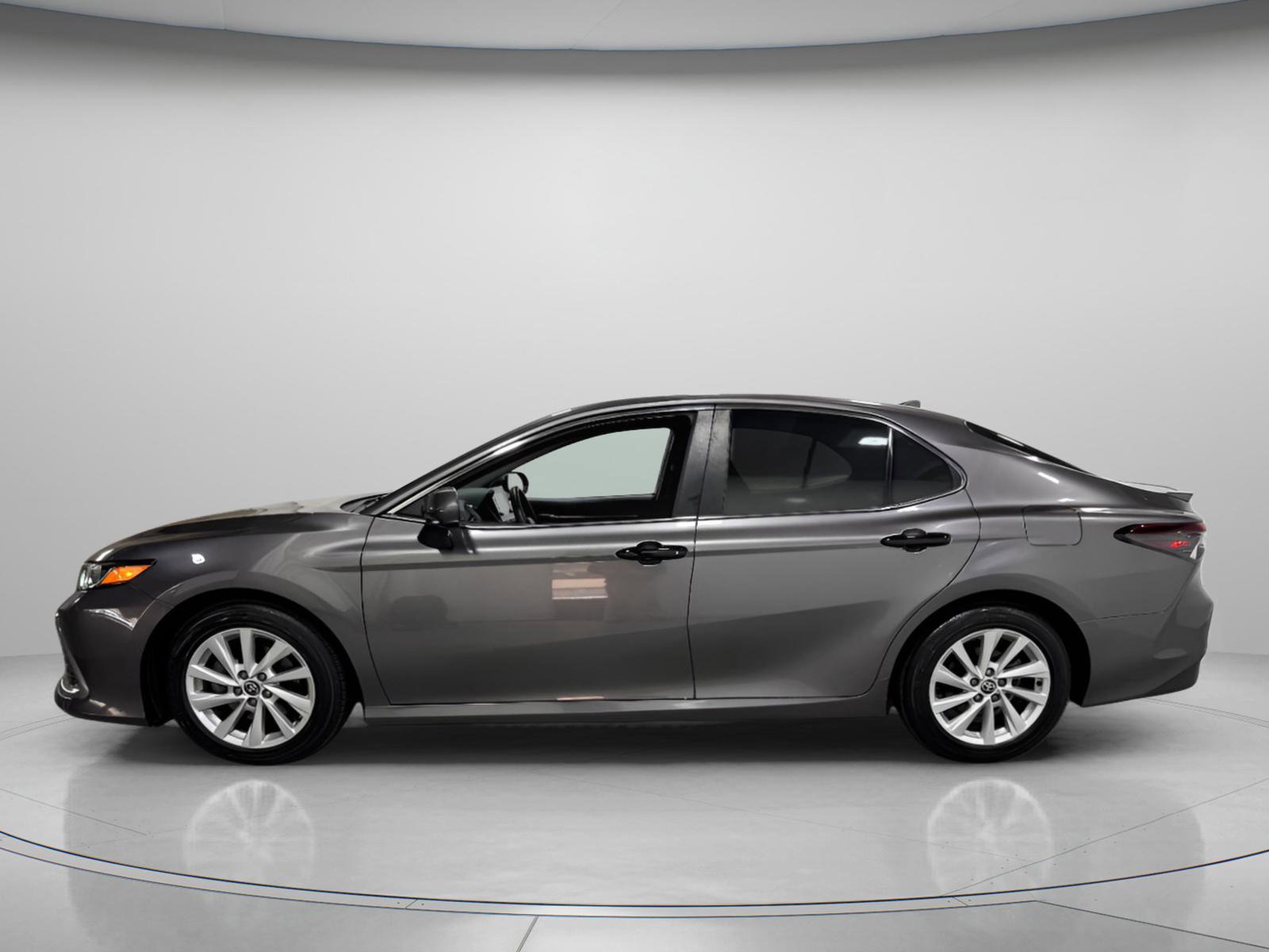 Used 2022 Toyota Camry LE image 2