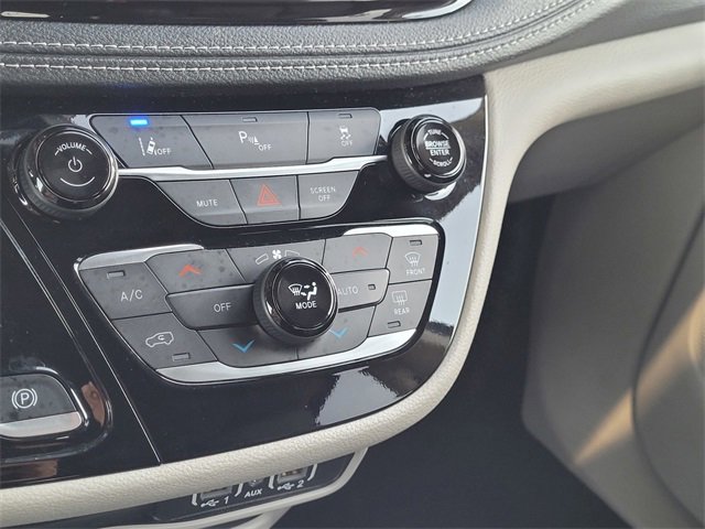 Used 2024 Chrysler Pacifica Select image 11