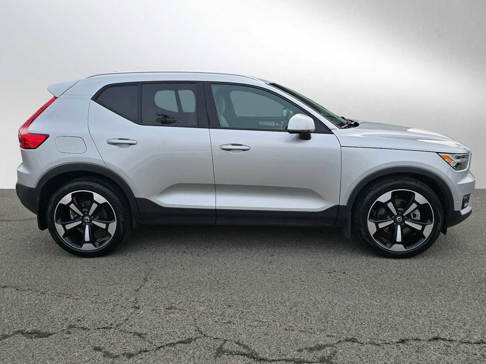 Used 2019 Volvo XC40 T5 Momentum image 2