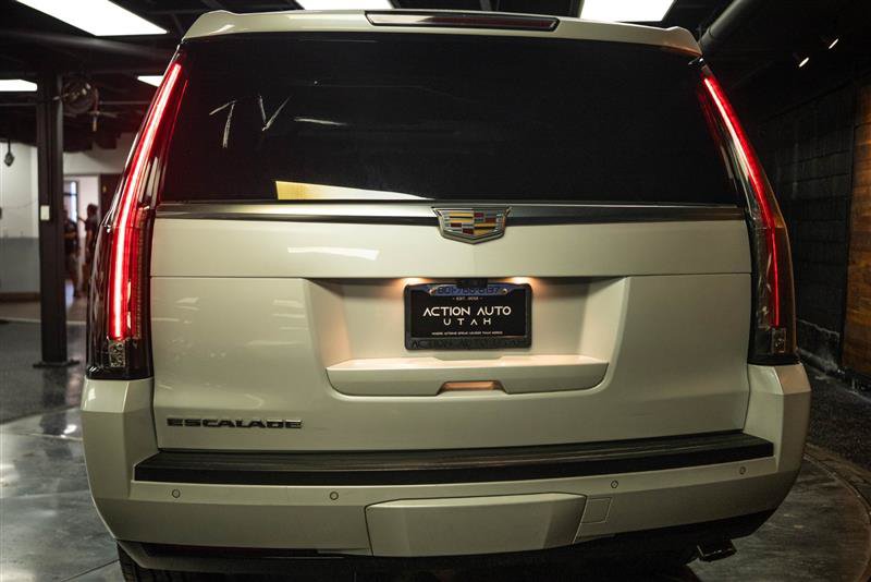 Used 2019 Cadillac Escalade Luxury AWD/4WD image 6