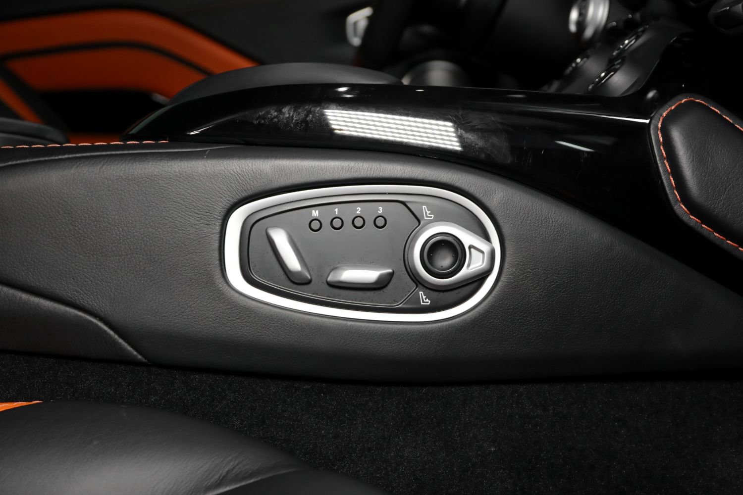 Used 2019 Aston Martin V8 Vantage Coupe RWD image 34
