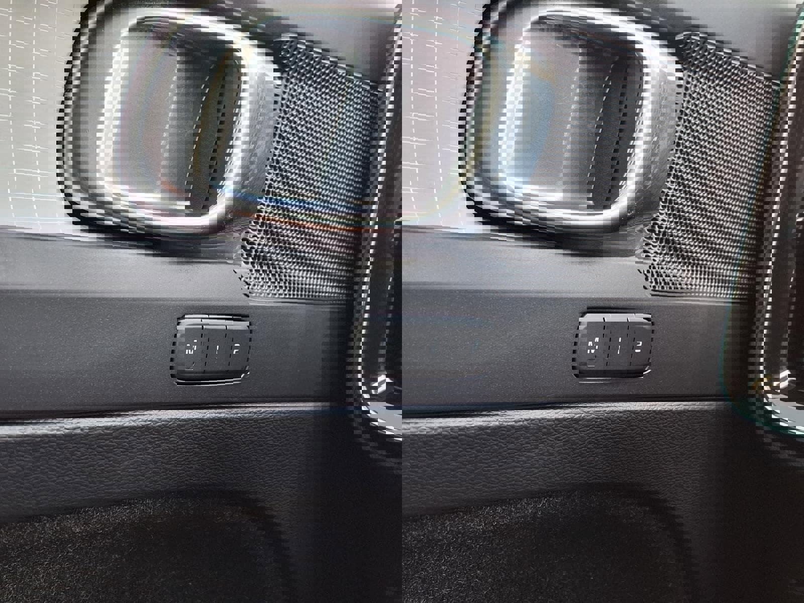 Used 2020 Volvo XC40 T4 Momentum image 33