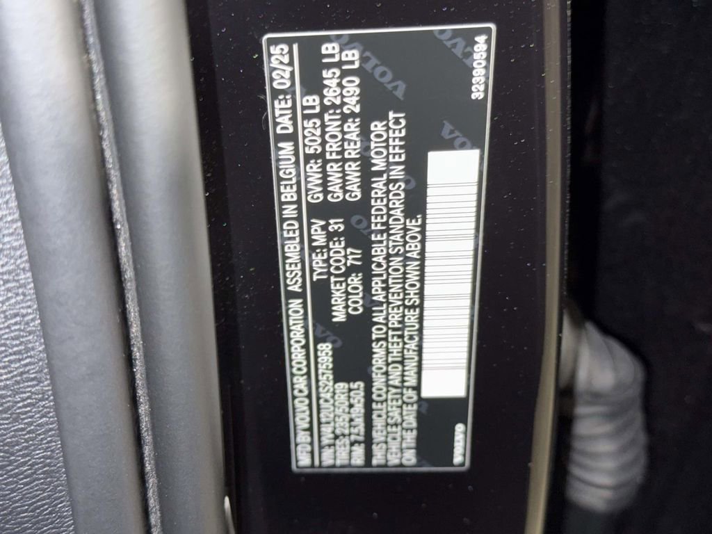 Used 2025 Volvo XC40 B5 Plus image 6