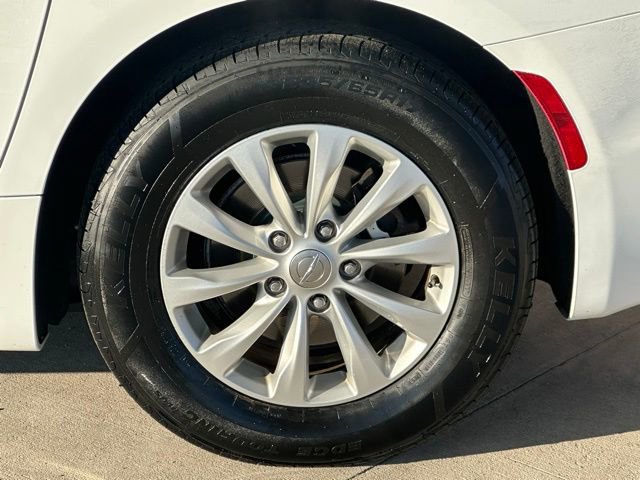 Used 2018 Chrysler Pacifica Touring-L image 10