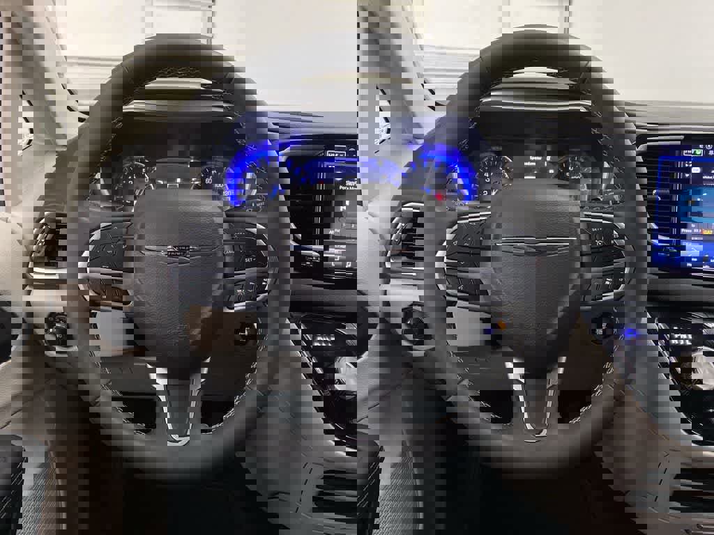 Used 2024 Chrysler Pacifica Touring-L image 19