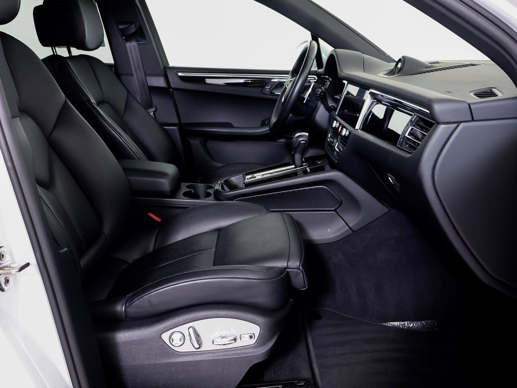 Used 2025 Porsche Macan image 8