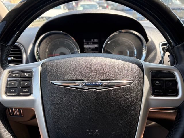 Used 2015 Chrysler Town & Country Limited Platinum FWD image 15