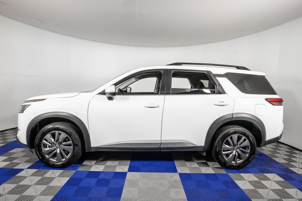 Used 2025 Nissan Pathfinder SV image 8