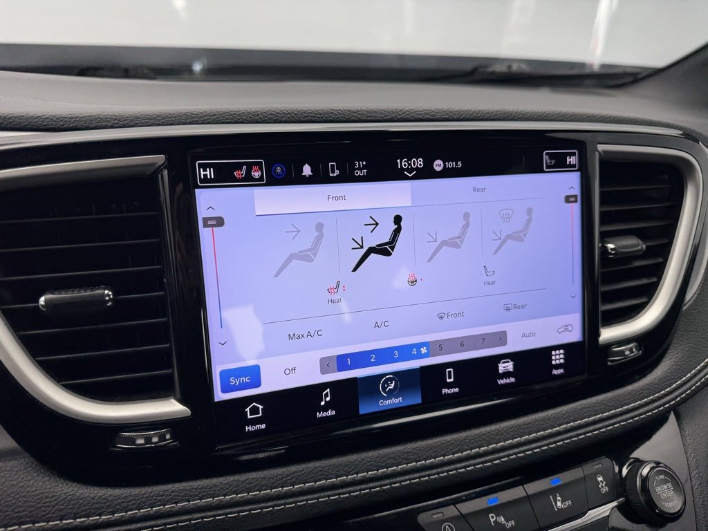 Used 2023 Chrysler Pacifica Touring image 31