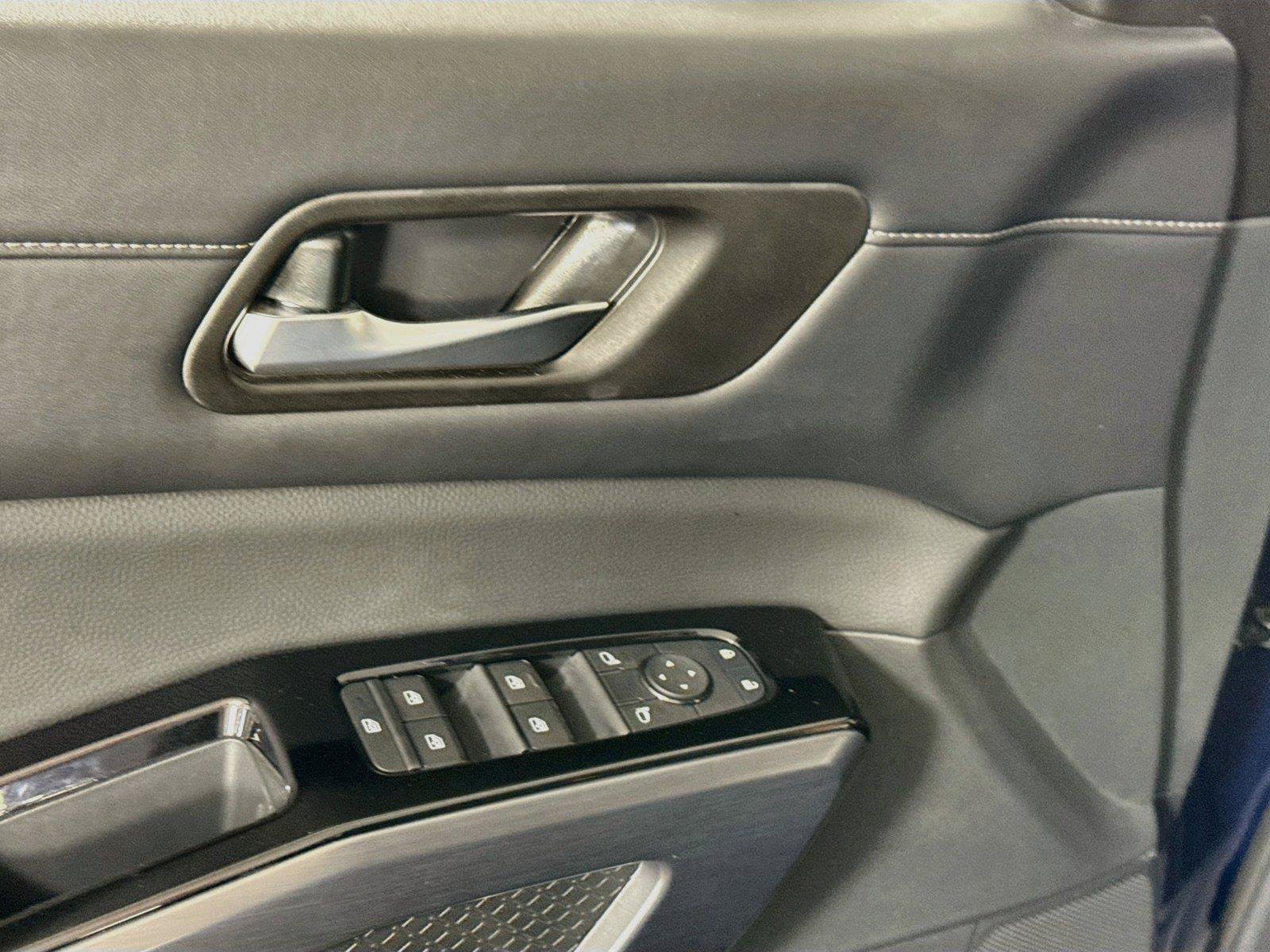 Used 2026 Nissan Pathfinder SL FWD image 11