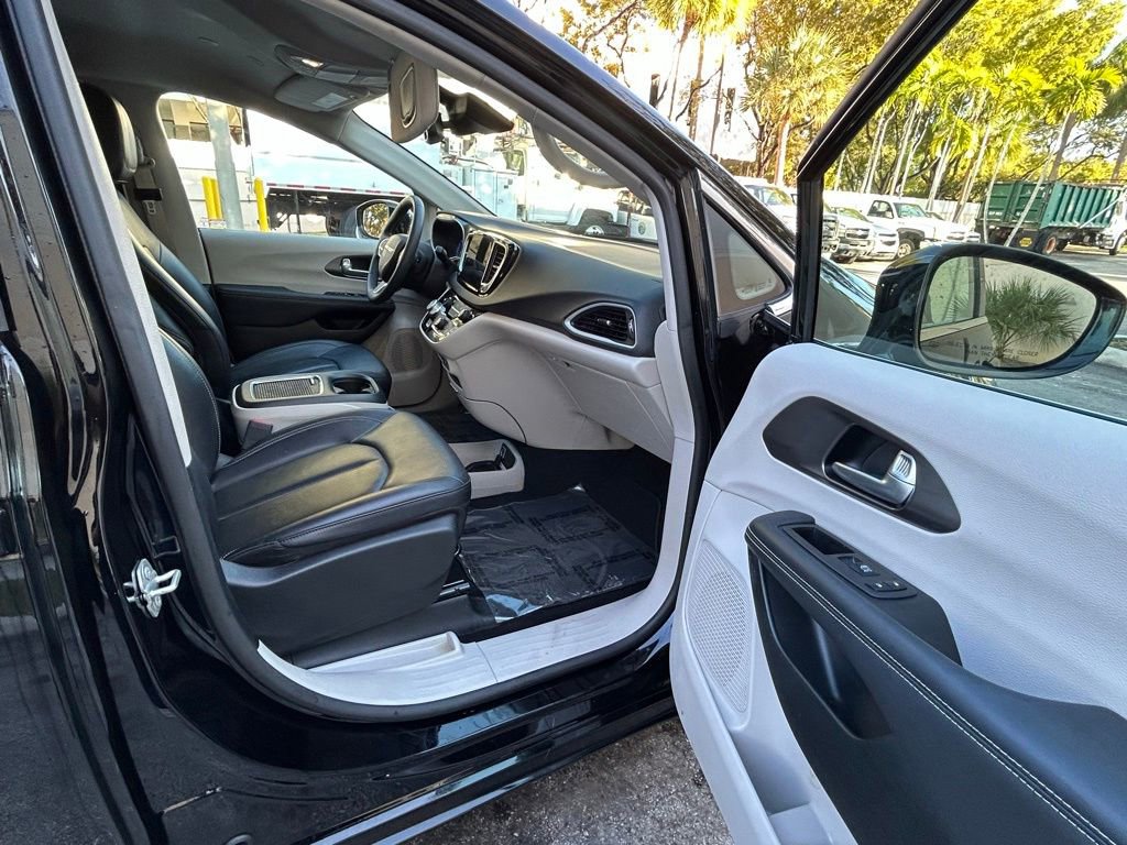 Certified 2024 Chrysler Pacifica Touring-L image 29