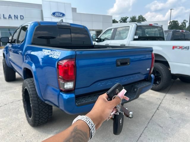 Used 2018 Toyota Tacoma TRD Sport AWD/4WD image 17