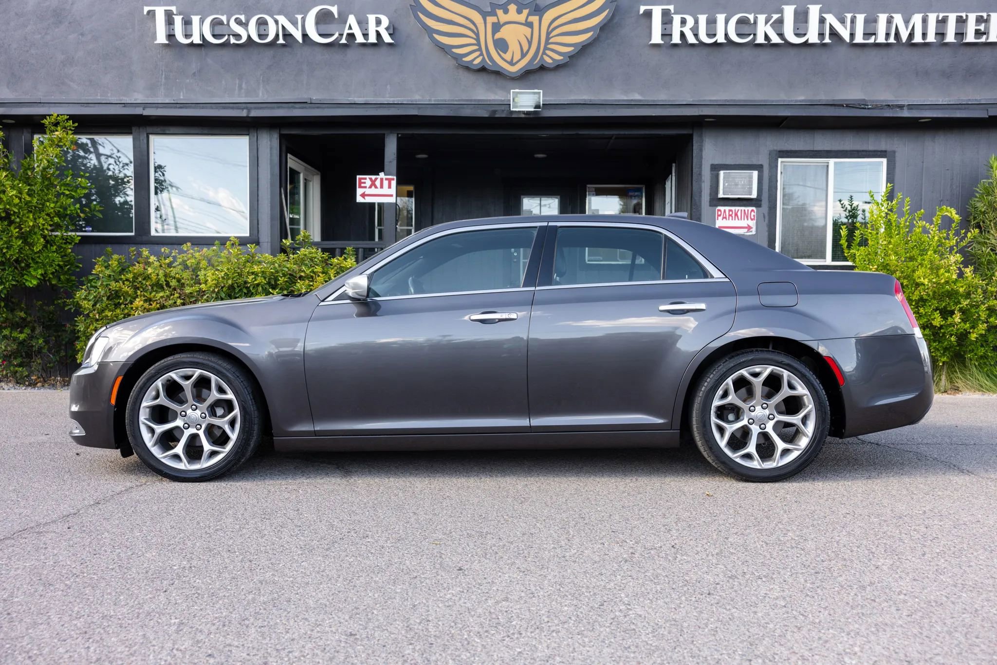 Used 2017 Chrysler 300 C Platinum image 2