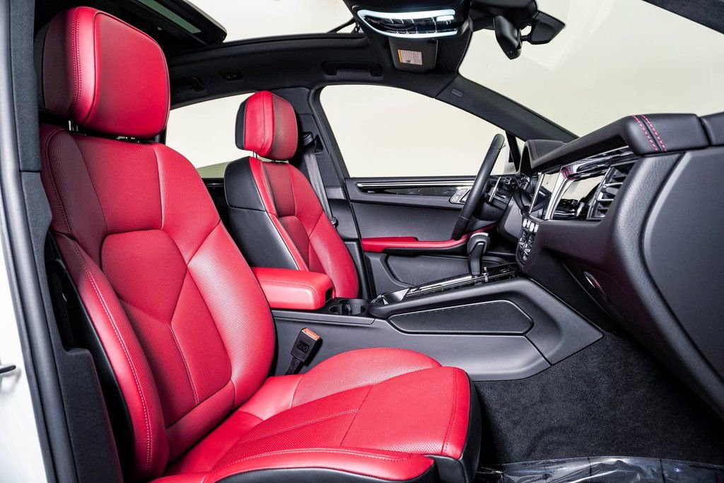 Certified 2025 Porsche Macan AWD/4WD image 15