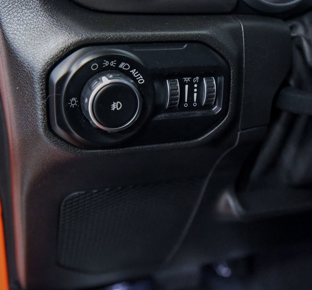 Used 2018 Jeep Wrangler Unlimited Sahara AWD/4WD image 27