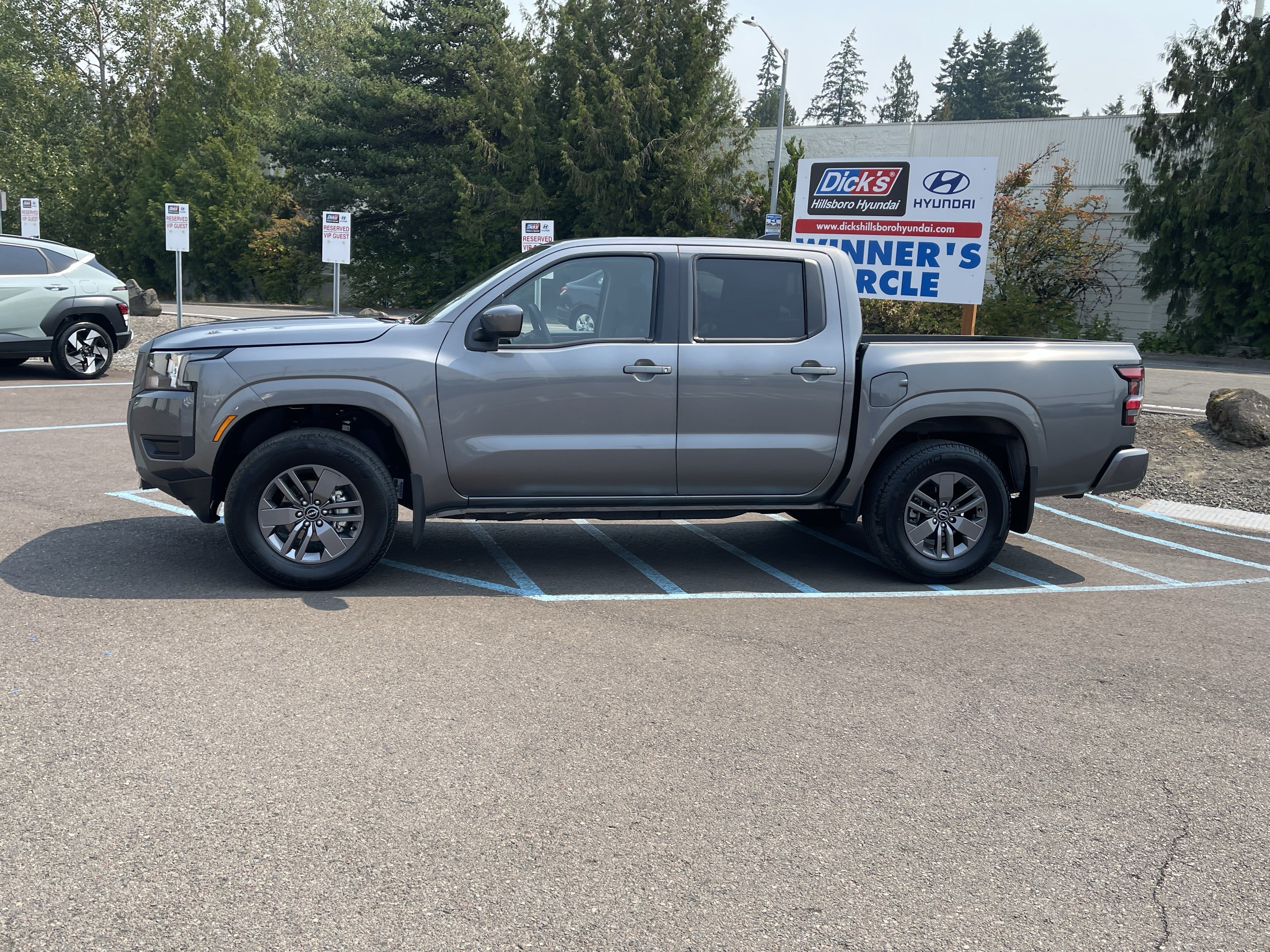 Used 2025 Nissan Frontier SV AWD/4WD image 2