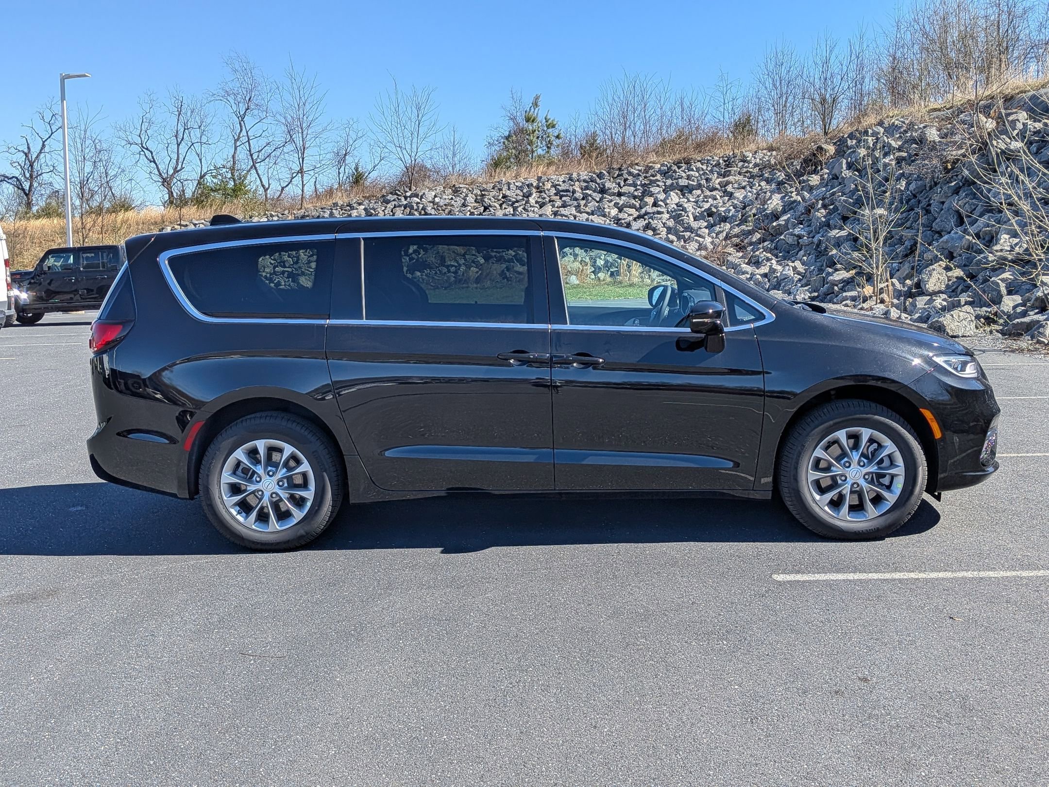 New 2026 Chrysler Pacifica Limited w/ Trailer Tow Group image 4