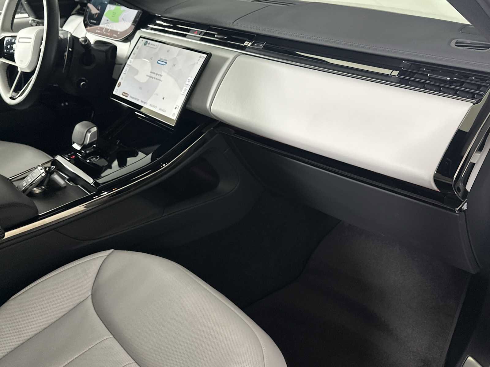 Used 2024 Land Rover Range Rover Sport Dynamic SE image 14