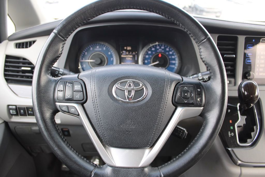 Used 2015 Toyota Sienna XLE Premium image 35